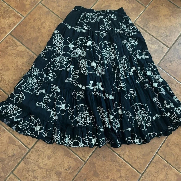 Coldwater Creek Embroidered Black Skirt Size Small - Picture 3 of 4